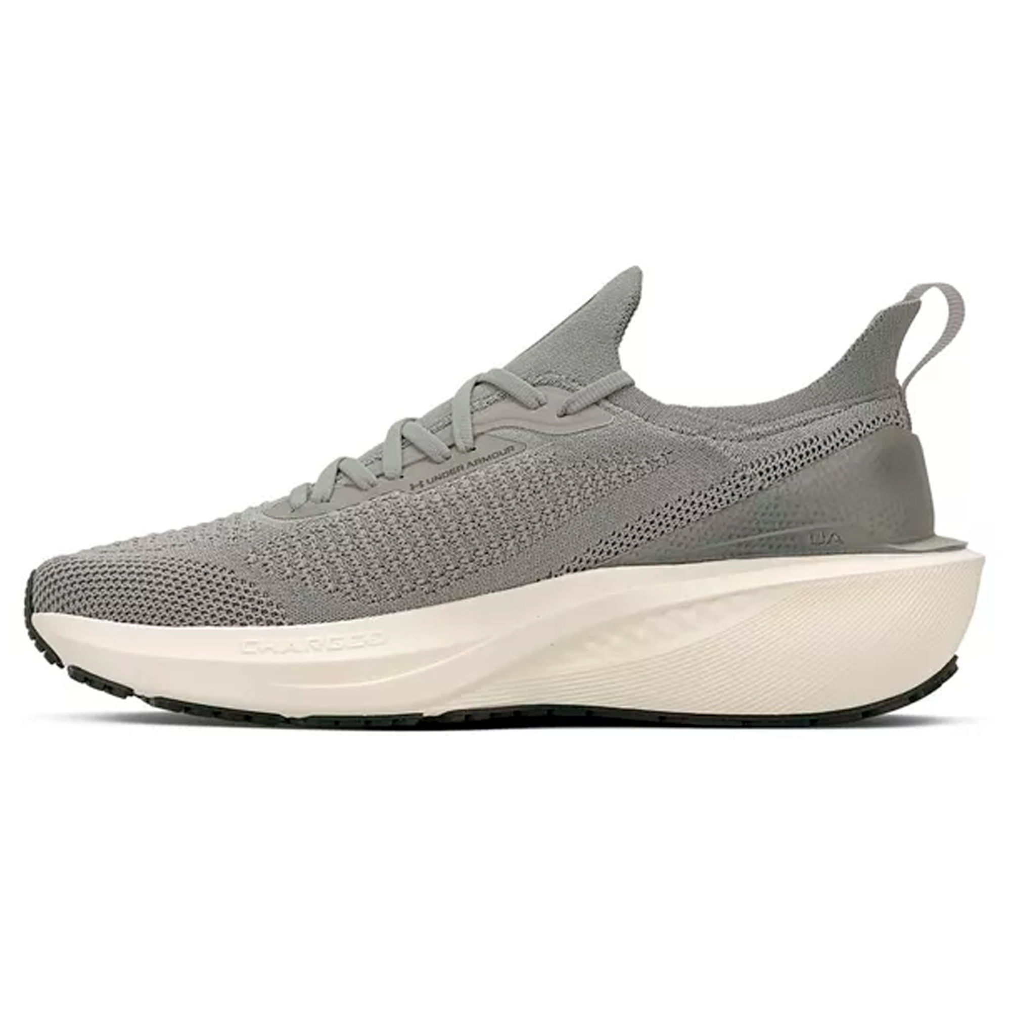 Vista lateral do tênis Under Armour Charged Quicker Masculino cinza e branco mostrando design da sola e marca